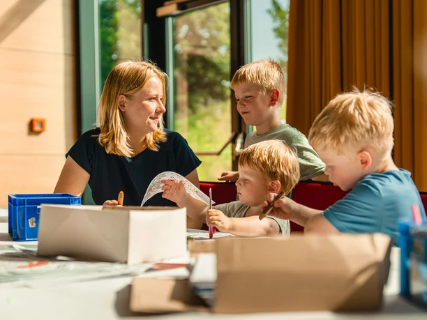Familie beim Malen im Kinder-Eldorado Willingen Familie beim Malen im Kinder-Eldorado Willingen