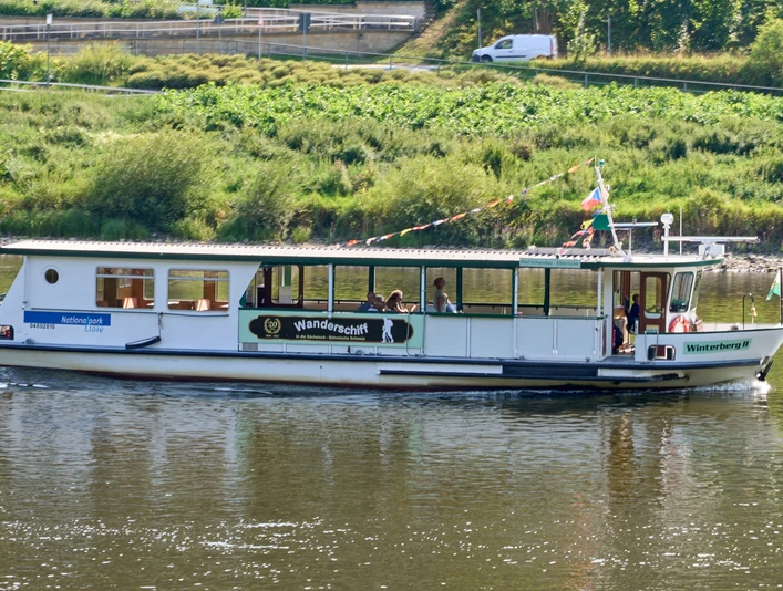 Wanderschiff Wanderschiff auf der Elbe