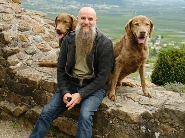 Holger Schüler.jpg Das Bild zeigt Holger Schüler mit zwei Hunden