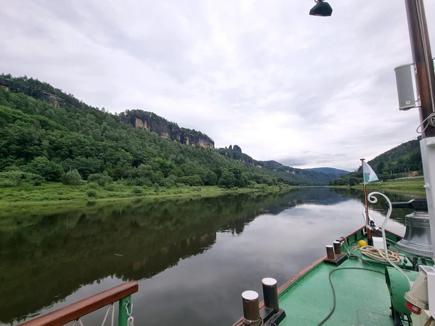 Wanderschiff mit Blick zu den Schrammsteinen Blick vom Bug eines Schiffes Richtung Schrammsteine auf der Elbe