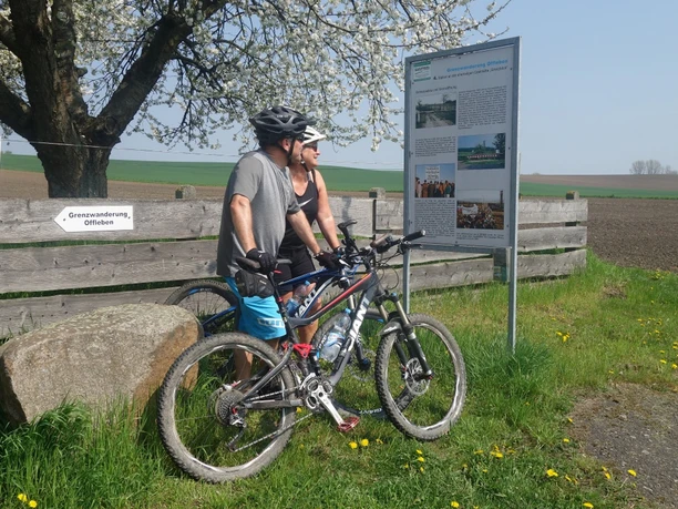 Radtour auf der paläon-Route Man sieht zwei Radfahrer bei ihrer Rast.