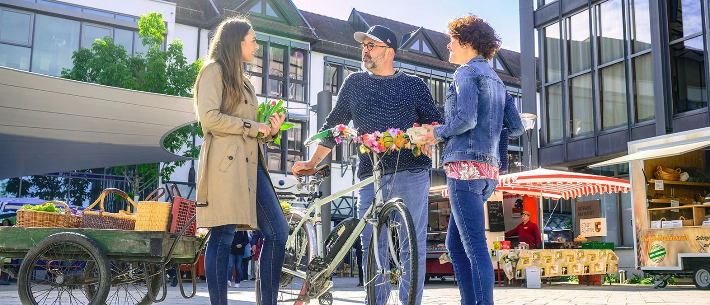 regionaler Wochenmarkt auf dem Rathausplatz mit saisonalen Produkten