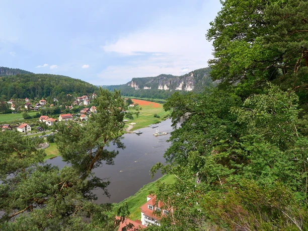 View of the Elbe and Niederrathen in summer