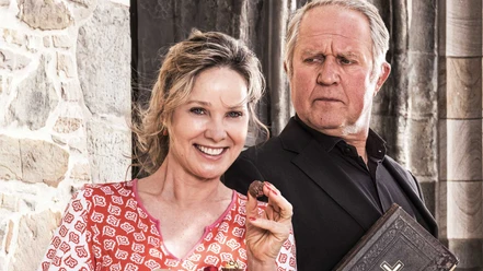 Ann-Kathrin Kramer mit Praline, Harald Krassnitzer mit Buch vor Steinmauer.