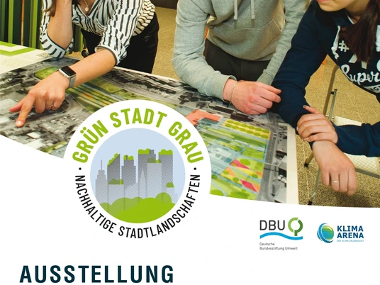 Plakat_DBU_Gruen_Stadt_Grau©Mindener_Museum.jpg Das Bild zeigt drei jugendliche Personen.