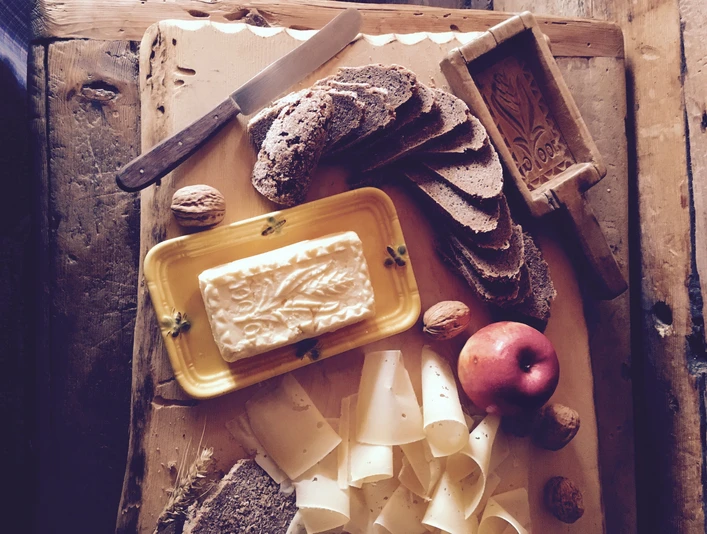 Beurre d'alpage traditionnel avec pain de seigle valaisan Schaubuttern Alpmuseum Aletsch mit Butter, Roggenbrot, Käse und Nüssen als typische Walliser AlpkostAletsch Alpine Museum show churns with butter, rye bread, cheese and nuts as typical Valais Alpine fareGrille de présentation du musée d'alpage d'Aletsch avec beurre, pain de seigle, fromage et noix comme nourriture typique de l'alpage valaisan