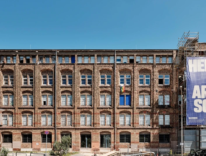 Schirn Dondorf Druckerei Backsteinfabrik mit Gerüst und Banner "HERE WE ARE SOON" in FrankfurtBrick factory with scaffolding and "HERE WE ARE SOON" banner in Frankfurt