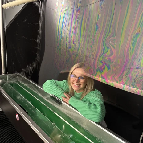 Riesenseifenblasenfilmwand: Seifenblasen mal anders: Einfach an der Schnur ziehen und einen riesigen Seifenfilm entstehen lassen. Hinter dem Spaß steckt echte Physik – von Oberflächenspannung über Lichtinterferenz bis hin zu Strömungen im Film.