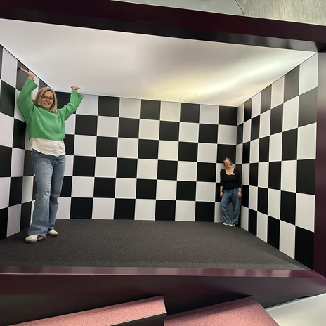 Ein neues schräges Exponat: der Ames-Raum.