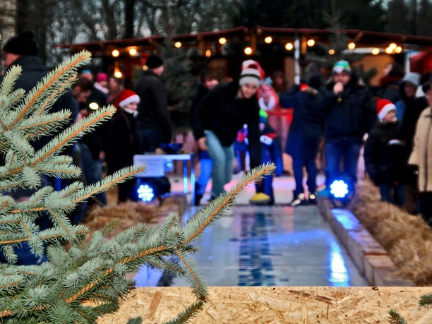 Weihnachtsmarkt Markkleeberg Rund um's Eis_Stadtverwaltung_Markkleeberg.JPG Die Besucher des Weihnachtsmarktes versuchen sich im Eisstockschießen.