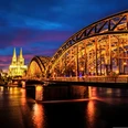 RikoloniaDomTeamlicht.png Hell erleuchtete Hohenzollernbrücke und Kölner Dom bei Nacht.Brightly lit Hohenzollern Bridge and Cologne Cathedral at night.