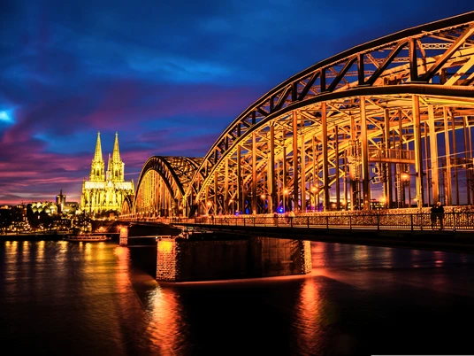 RikoloniaDomTeamlicht.png Hell erleuchtete Hohenzollernbrücke und Kölner Dom bei Nacht.Brightly lit Hohenzollern Bridge and Cologne Cathedral at night.