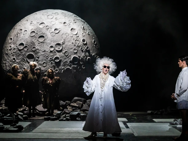 Die Zauberflöte.png Das Bild zeigt ein Bühnebild aus der Zauberflöte