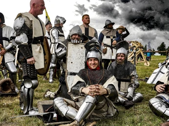 MAS Tannenberg (Grunwald) - Schlach.JPG Das Bild zeigt Kämpfer in ihrer Ausrüstung. Einer sitzt auf dem Boden und lächelt in die Kamera