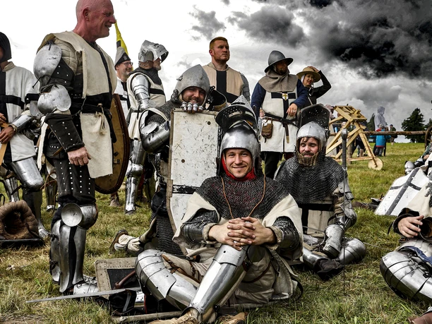 MAS Tannenberg (Grunwald) - Schlach.JPG Das Bild zeigt Kämpfer in ihrer Ausrüstung. Einer sitzt auf dem Boden und lächelt in die Kamera