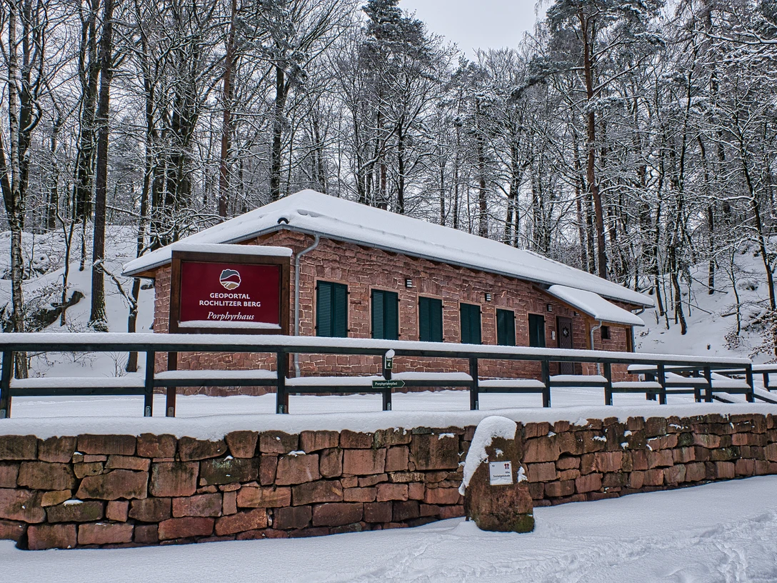 Rochlitz Geoportal Porphyrhaus im Winter Das Geoportal Porphyrhaus ist von Schnee umgeben.The Porphyry House geoportal is surrounded by snow.Geoportál Porphyry House je obklopen sněhem.Geoportal Porphyry House jest otoczony śniegiem.Het geoportaal van het Huis van Porfier is omgeven door sneeuw.Il geoportale della Casa del Porfido è circondato dalla neve.