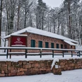 Rochlitz Geoportal Porphyrhaus im Winter Das Geoportal Porphyrhaus ist von Schnee umgeben.The Porphyry House geoportal is surrounded by snow.Geoportál Porphyry House je obklopen sněhem.Geoportal Porphyry House jest otoczony śniegiem.Het geoportaal van het Huis van Porfier is omgeven door sneeuw.Il geoportale della Casa del Porfido è circondato dalla neve.