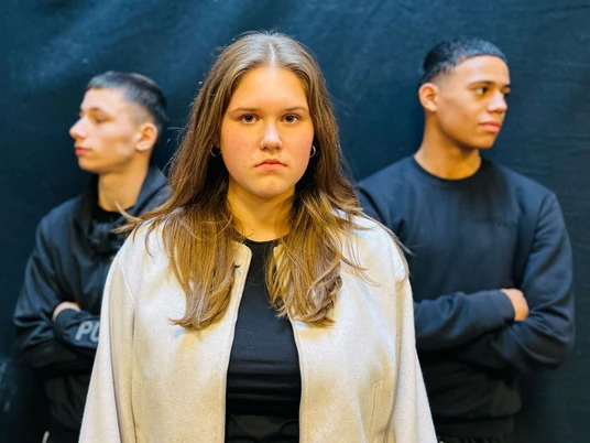 True Colors.JPG Das Bild zeigt eine junge Frau und zwei junge Männer.