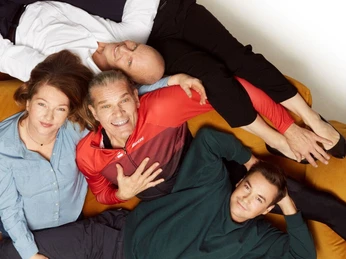 Es ist nur eine Phase, Hase.jpg Das Bild zeigt die Schauspieler, Goetz Otto, Katja Studt, Thorsten Nindel, Nicola Ransom und Louis Held. Sie liegen auf dem Bild kreuz und quer