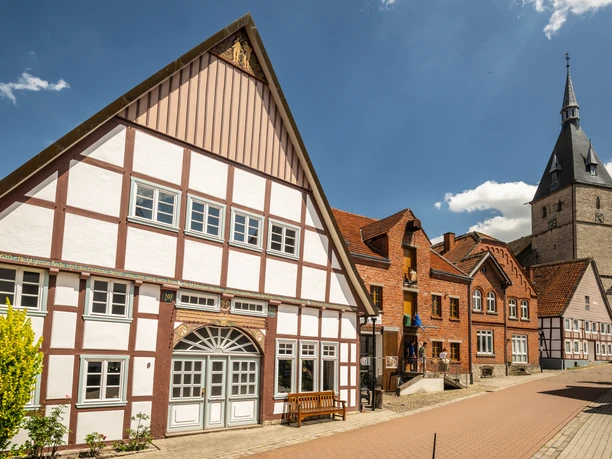 Nieheim-Historischer-Stadtkern-Teutoburger-Wald-Stadt-Nieheim-D-Ketz-207-CC-BY-SA.jpg Blick auf den historischen Stadtkern in Nieheim mit Häusern in Kirche