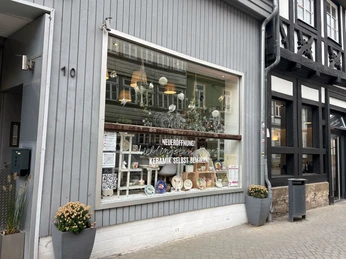 Lieblingstasse-aussen.jpg Schaufenster mit bemalten Keramiken und Dekorationen