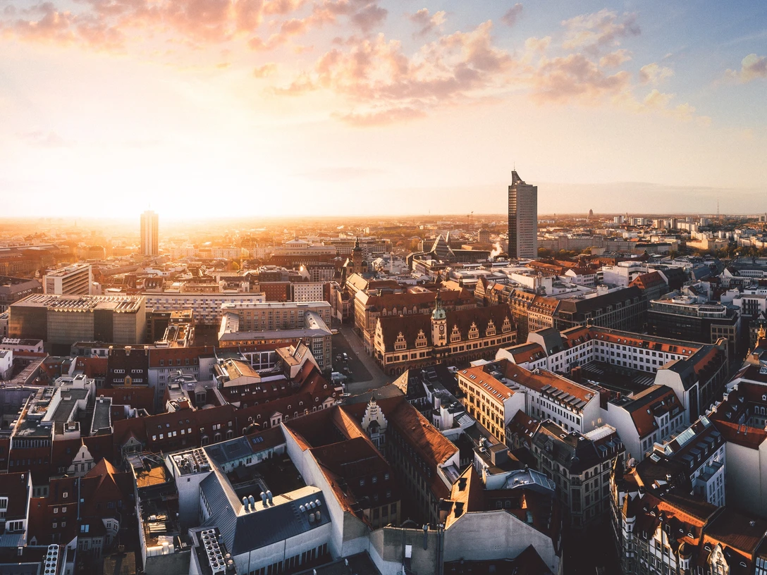 Panoramic view of the Leipzig skyline | Leipzig Convention Bureau Panoramaansicht der Skyline von Leipzig – präsentiert vom Leipzig Convention BureauPanoramic view of the Leipzig skyline – presented by the Leipzig Convention BureauPanoramatický pohled na panorama Lipska - prezentace Lipské kongresové kancelářePanoramiczny widok na panoramę Lipska - prezentowany przez Leipzig Convention BureauPanoramisch uitzicht op de skyline van Leipzig - gepresenteerd door het Leipzig Convention BureauVista panoramica dello skyline di Lipsia - presentata dal Convention Bureau di Lipsia