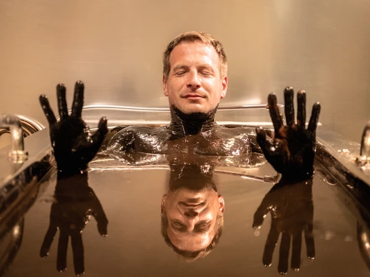 Bad-Driburg-Graefliches-Gesundheitszentrum-Moorbad-Teutoburger-Wald-Bad-Driburger-Touristik-GmbH-D-Ketz-188.jpg Mann entspannt mit geschlossenen Augen in einem Moorbad im Gesundheitszentrum Bad Driburg.