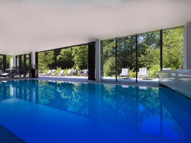 Parkhotel Hohnstein: überdachter Pool mit Terrasse Parkhotel Hohnstein: überdachter Pool mit Terrasse