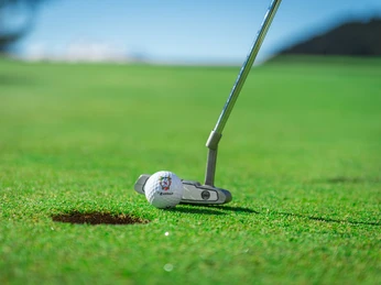 Putt sur le green dans l'Aletsch Arena Golf Schnupperkurs Aletsch Arena mit Nahaufnahme eines Putts auf dem Grün des Golfplatzes RiederalpGolf taster course Aletsch Arena with close-up of a putt on the green of the Riederalp golf courseCours d'initiation au golf Aletsch Arena avec gros plan sur un putt sur le green du terrain de golf de Riederalp