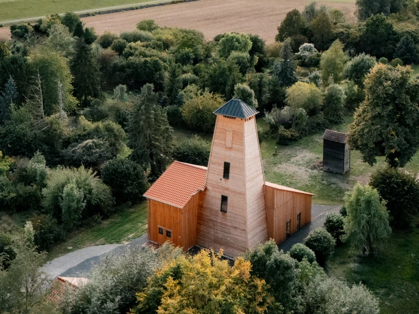 Met hout beklede zoutmijn in Salzderhelden, omgeven door weiden, velden en bomen.