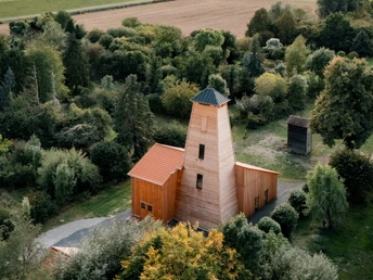 Saline Salzderhelden ©Florian Spieker Holzverkleidete Saline in Salzderhelden umgeben von Wiesen, Feldern und Bäumen.