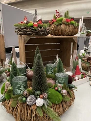 Handgefertigte Herbst- und Winterdeko mit Kränzen, Tannengrün, Kerzen und Wichteln