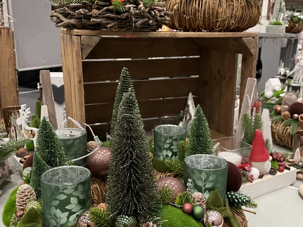 Handgefertigte Herbst- und Winterdeko mit Kränzen, Tannengrün, Kerzen und Wichteln