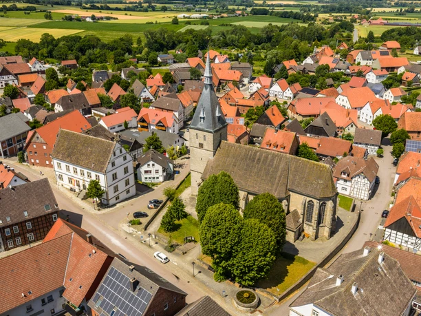 Nieheim-Marktstraße-Teutoburger-Wald-Stadt-Nieheim-D-Ketz-200-CC-BY-SA.jpg Luftaufnahme von der Marktstraße in Nieheim - im Mittelpunkt die Katholische Pfarrkirche Sankt Nikolaus