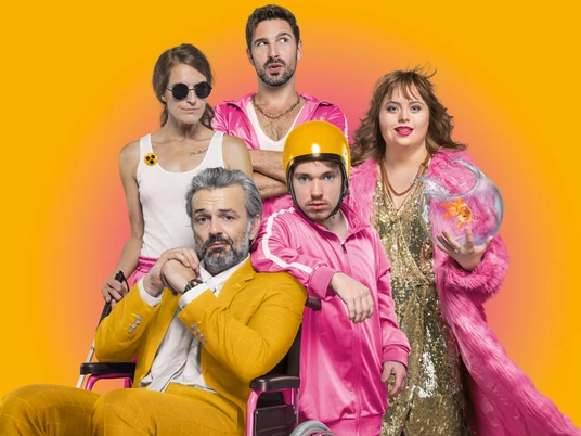 Die Goldfische.jpg Das Bild zeigt die fünf Schauspieler vor einem gelben Hintergrund. Sie sind entweder in weiß, pink oder gelb gekleidet