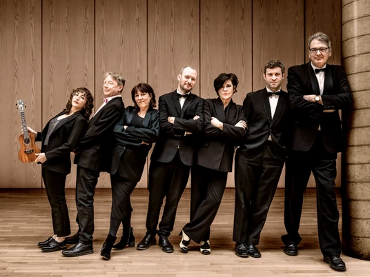 The Ukulele Orchestra of Great Britain.jpg Das Bild zeigt die Musiker von "The Ukulele Orchestra of Great Britain