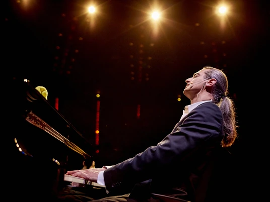 Hagen Rether.jpg Das Bild zeigt Hagen Rether am Klavier