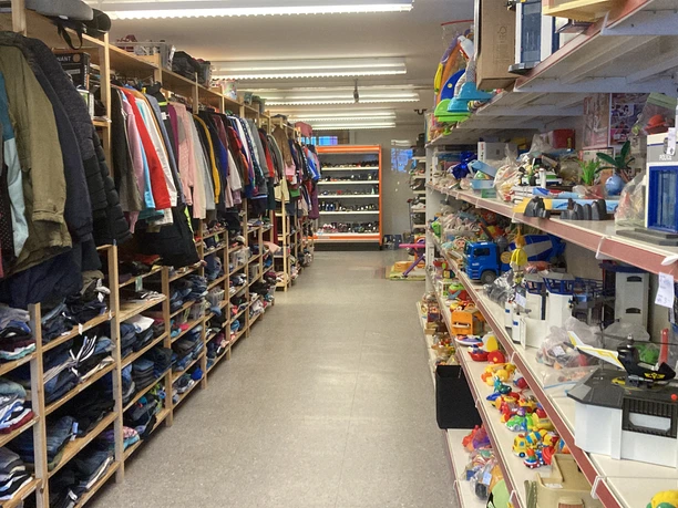 Etagères avec les articles pour enfants à la bourse aux vêtements pour enfants Simme