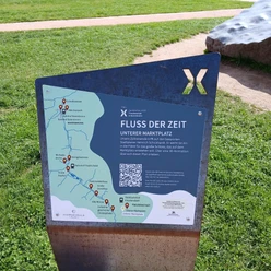 Stele Fluss der Zeit "Unterer Marktplatz"