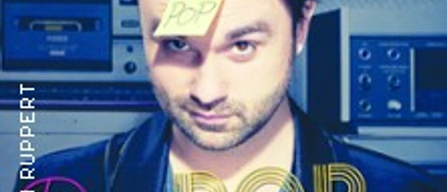 Ein Mann mit Post-it auf der Stirn, Schriftzug "Dr. Pop" und Studiohintergrund.