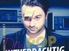 Ein Mann mit Post-it auf der Stirn, Schriftzug "Dr. Pop" und Studiohintergrund.