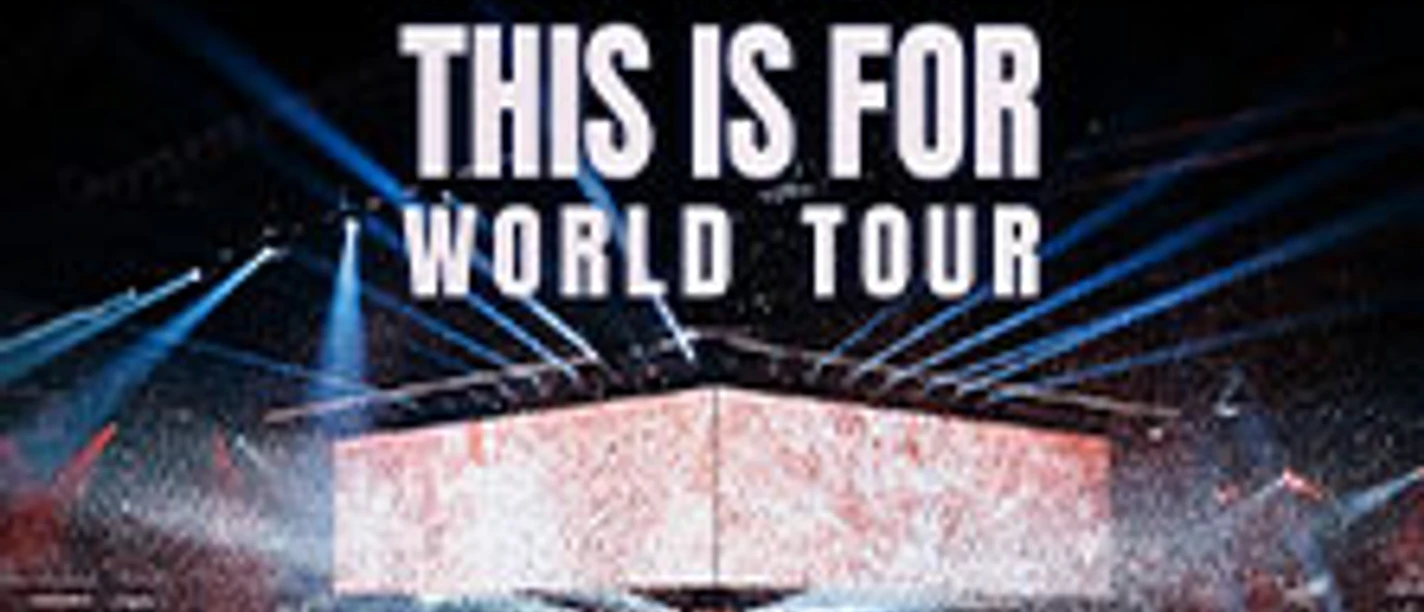 Bühnenbild mit leuchtendem TWICE-Logo und animierten Visuals im Hintergrund.