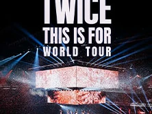 Bühnenbild mit leuchtendem TWICE-Logo und animierten Visuals im Hintergrund.