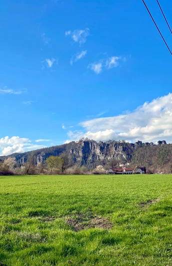 Blick vom Elberadweg zu den Basteifelsen oberhalb von Kurort Rathen