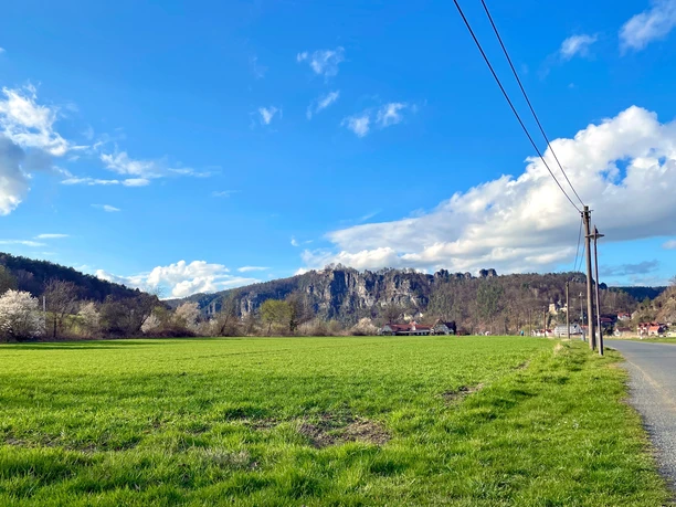 Blick vom Elberadweg zu den Basteifelsen oberhalb von Kurort Rathen