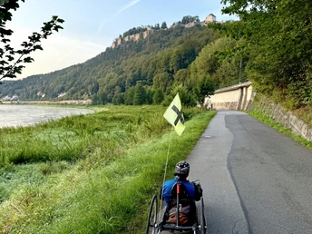 Auf dem Elberadweg von Rathen nach Königstein, darüber die Festung Königstein