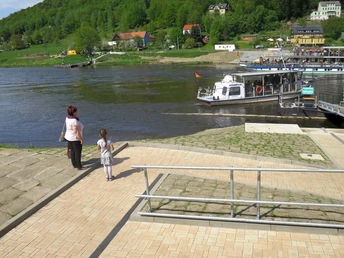 Der Zugang zur Elbfähre in Königstein am südlichen Ufer unterhalb der S-Bahn-Trasse