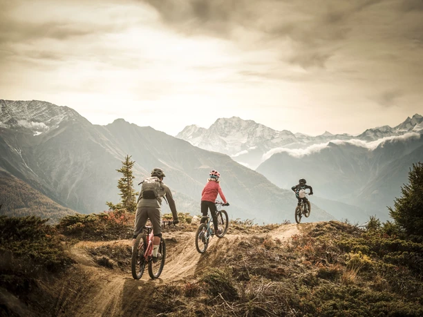 Mountainbiken für Kinder mit Alpenblick Kinderbikekurs Bettmeralp mit Kindern auf dem Flowtrail hoch über dem Rhonetal mit Alpenpanorama