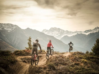 VTT pour enfants avec vue sur les Alpes Kinderbikekurs Bettmeralp mit Kindern auf dem Flowtrail hoch über dem Rhonetal mit AlpenpanoramaBettmeralp kids' bike course with children on the flow trail high above the Rhone Valley with panoramic views of the AlpsCours de VTT pour enfants Bettmeralp sur le flowtrail au-dessus de la vallée du Rhône avec panorama sur les Alpes