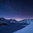 Sternenhimmel über dem Aletschgletscher Sternenfotografie Bettmerhorn mit Blick auf den verschneiten Aletschgletscher unter funkelndem NachthimmelStar photography Bettmerhorn with a view of the snow-covered Aletsch glacier under a sparkling night skyPhotographie en étoile du Bettmerhorn avec vue sur le glacier d'Aletsch enneigé sous un ciel nocturne scintillant